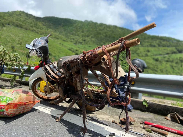 Chiếc xe tàn tróc sơn bị bỏ lại và những đêm trắng không ngủ của chàng trai trẻ ở đèo Hải Vân