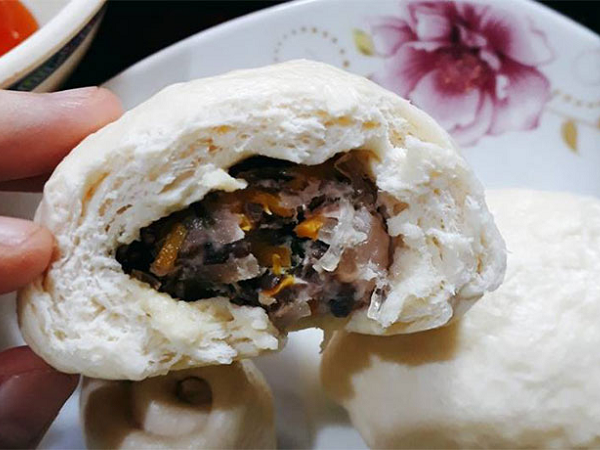Cận cảnh quy trình làm bánh bao thịt quen thuộc bằng máy gây kinh hãi vì toàn ruồi nhặng