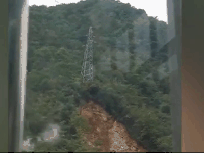 Video: Sạt lở kinh hoàng, cuốn phăng cột điện cao thế trên đỉnh núi