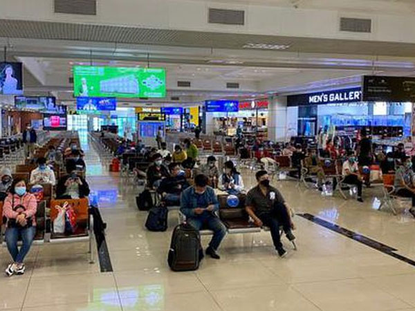 Về Hà Nội phải cách ly tập trung 7 ngày, các chuyến bay từ TP HCM vẫn kín chỗ