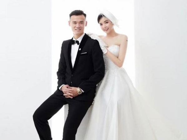 Rời khỏi đội tuyển bóng đá Việt Nam, tiền đạo Xuân Nam tung ảnh cưới bên cô dâu xinh đẹp