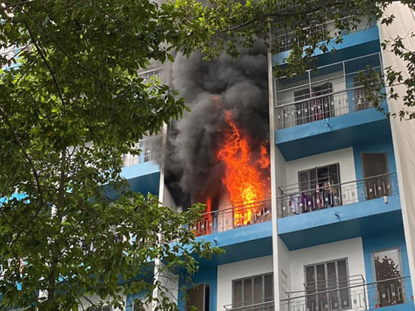 Cháy ký túc xá ĐH Kinh tế TP.HCM, nhiều sinh viên hoảng loạn tháo chạy ra đường