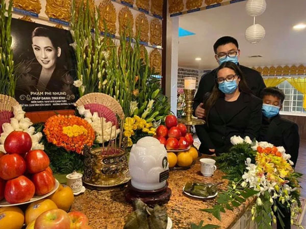 Con gái Phi Nhung có chia sẻ đầu tiên sau khi nhận tro cốt của mẹ từ nghệ sĩ Việt Hương