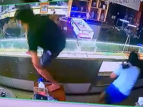 Vào tiệm vàng đòi xem 2 sợi dây chuyền, nam thanh niên vờ ngắm nghía rồi giật vàng bỏ chạy thục mạng