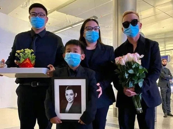 Cháu ruột ca sĩ Phi Nhung ôm chặt di ảnh, ngơ ngác nhìn lọ tro cốt của bà ngoại