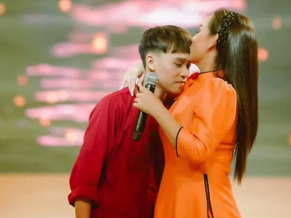 Phía Phi Nhung nhắn nhủ Hồ Văn Cường: '18 tuổi rồi sao nỡ lặng im ngồi nghe người ta 'nhân danh bảo vệ Hồ Văn Cường' để sỉ nhục người mẹ vừa mới nhắm mắt?'