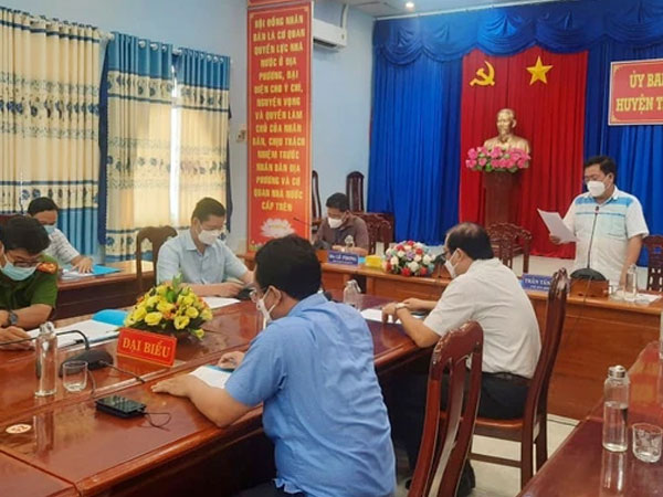 NÓNG: Địa phương tổ chức họp báo, cho biết người dân trong khu cách ly đồng tình với việc tiêu hủy 15 chú chó