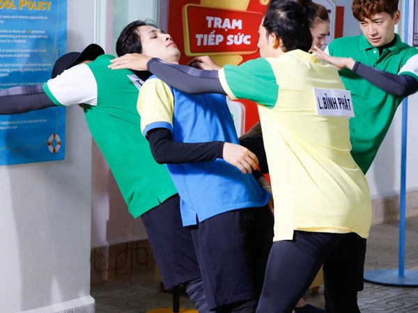 Lộ ảnh Jack 'bẹp dí' tại Running Man, còn chìm sâu dưới nước dù không biết bơi
