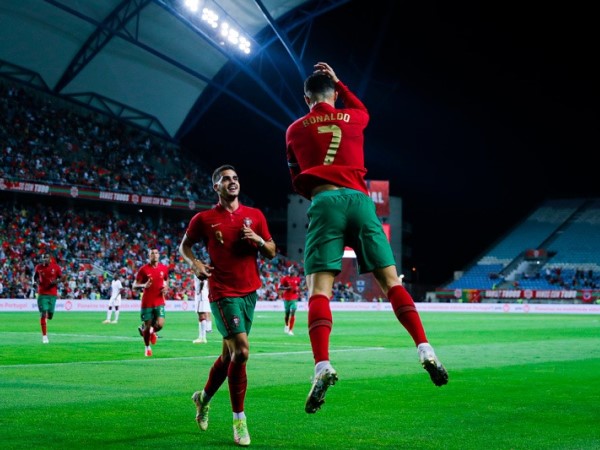 Ronaldo 'nổ súng', Bồ Đào Nha vùi dập Qatar