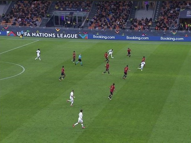 Chuyên gia làm sáng tỏ bàn thắng gây tranh cãi của Mbappe