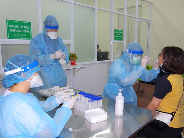 Người dân không phải chi trả tiền xét nghiệm Covid-19 khi đến khám và điều trị tại các cơ sở y tế công lập