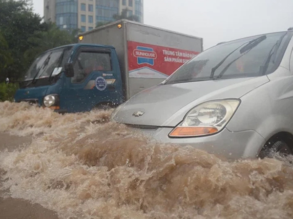 Hà Nội: Đại lộ Thăng Long - Vành đai 3 ngập nghiêm trọng, ô tô đi trong 'biển nước'