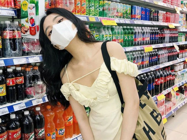 Đi siêu thị hoá đơn hơn 400k, cô gái đưa nhân viên một thứ rồi không phải thanh toán đồng nào, tự tin cầm đồ về
