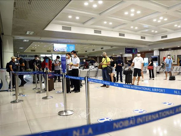 Hành khách và các hãng bay 'khốn khó' trong ngày đầu mở lại đường hàng không