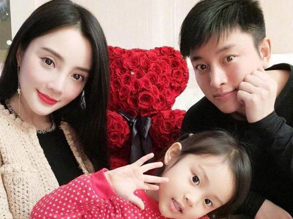 Sau 2 năm ly hôn, Giả Nãi Lượng chính thức tái hợp với Lý Tiểu Lộ, thậm chí còn bị bắt gặp hẹn hò công khai?