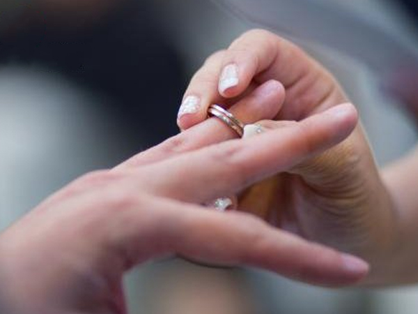Mẹ bạn trai vừa qua đời, cô gái cưới luôn... bố người yêu để an ủi, CĐM chê lố bịch