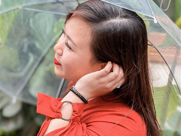 Giờ toàn người 'dâng mình' cho các sàn thương mại điện tử: 'Đốt' sương sương 10 triệu/ tháng, mua từ vàng mã đến mọi thứ trên đời, chốt đơn lia lịa