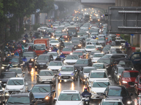 Hà Nội hứng mưa lạnh, nghìn ô tô dàn hàng xếp kín đường