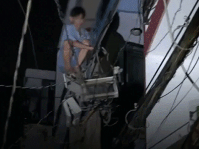 Người đàn ông nghi ngáo đá leo lên cột điện gần 10m rồi rơi tự do xuống đất