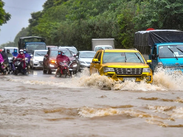 Thiên đường Bảo Sơn biến thành 'thủy cung' sau trận mưa lớn, nhiều nơi ngập quá nửa bánh xe, gây chết máy hàng loạt