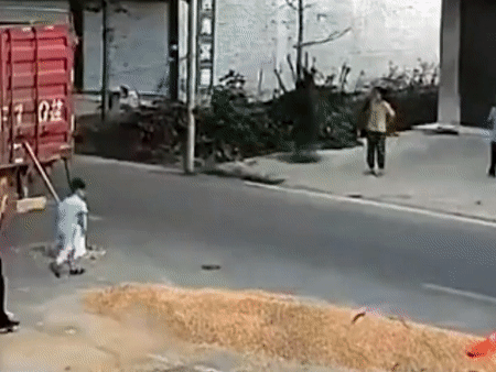Khoảnh khắc bé trai thoát nạn thần kỳ khi bị máy gặt tông trúng