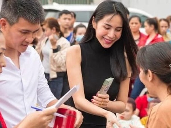 Công an xác minh việc từ thiện của Thủy Tiên ở miền Trung: Xác nhận của địa phương có đủ để chứng minh sự minh bạch?