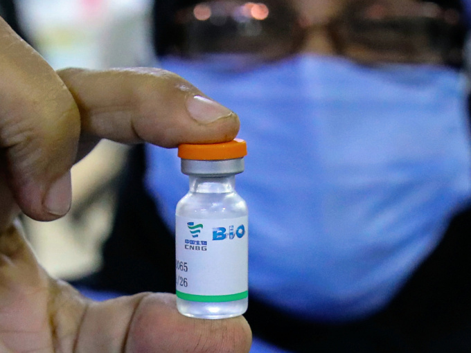 Hàng chục nghìn liều vaccine Sinopharm bị vứt xuống kênh nước thải