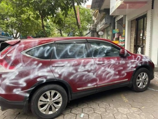 Xịt sơn lên xe ô tô của người bán nhà vì không trả lại tiền