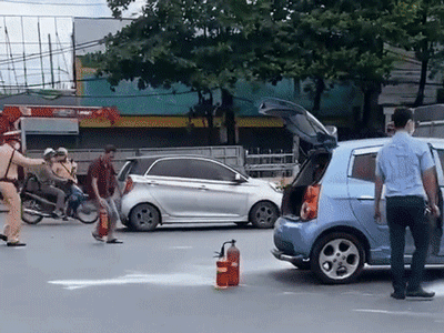 Kinh hãi cảnh ô tô đang chạy bỗng bốc cháy dữ dội, tài xế bung cửa lao ra ngoài thoát thân