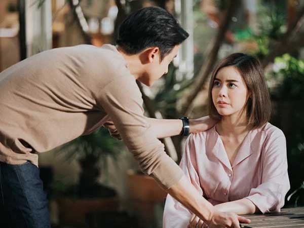 Vợ bầu phát hiện những bức ảnh sốc của gái lạ trong máy chồng, liền lập tức khẳng định vị thế chỉ bằng một cú 'thả' chất lừ