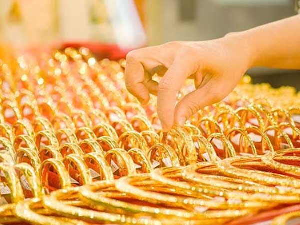Giá vàng hôm nay 12/10: Vừa chạm đỉnh cao, bất ngờ tụt dốc