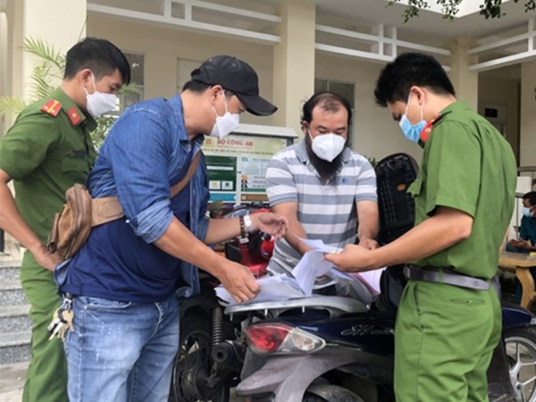 Nhóm làm phiếu xét nghiệm giả ở TP Phan Thiết in cả giấy thông hành