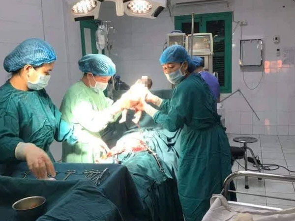 Mổ đẻ cấp cứu cho sản phụ mới 11 tuổi