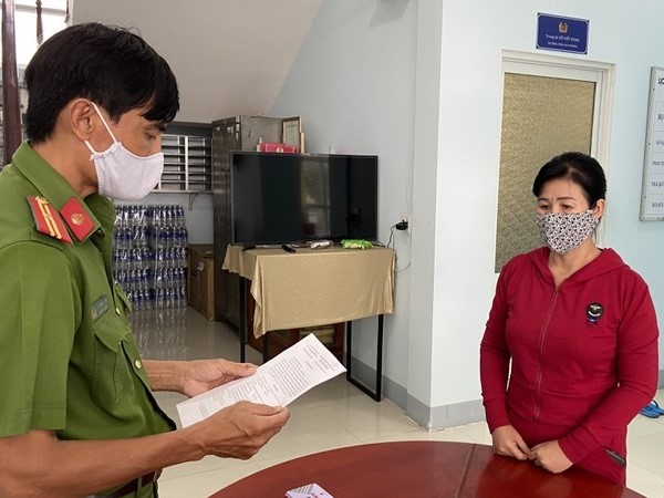 Tạm giữ 1 phụ nữ ra đường không đúng quy định còn ném dép vào công an