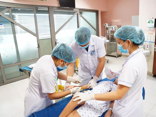 Bé gái 2 tháng tuổi bị nhỏ nhầm axit vào miệng