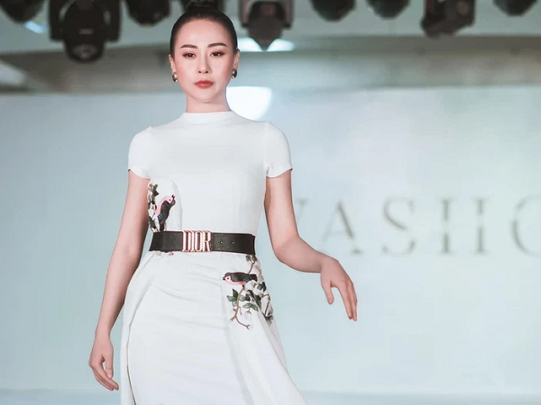4 màn catwalk của 'Nam nọng' Phương Oanh: Từng nhận gạch đá vì diễn với gương mặt cứng đơ do thẩm mỹ