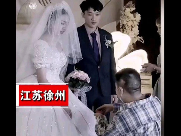 Giữa hôn lễ, phù rể bất ngờ quỳ xuống trao nhẫn cho cô dâu khiến cả hội hôn 'toát mồ hôi hột': Lời giải thích kịp thời đã cứu nguy!