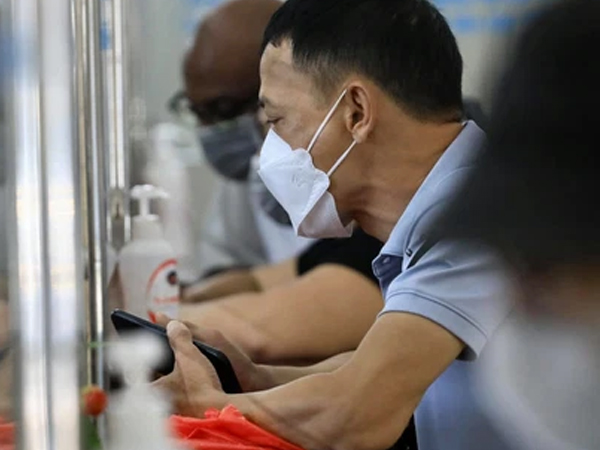 Ảnh: Khôi phục lại hoạt động của tàu khách Bắc Nam và Hà Nội - Hải Phòng, ga Hà Nội mở cửa bán vé