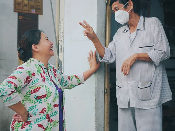 Gặp chú chủ trọ cầm xấp tiền 200.000 tặng từng người thuê ở Sài Gòn: 'Bà con khổ quá rồi, mình có thì giúp thôi'