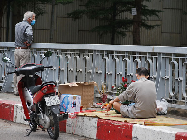 Hà Nội: Hơn nửa ngày nỗ lực tìm kiếm, vẫn chưa thấy cụ bà nhảy xuống sông Tô Lịch