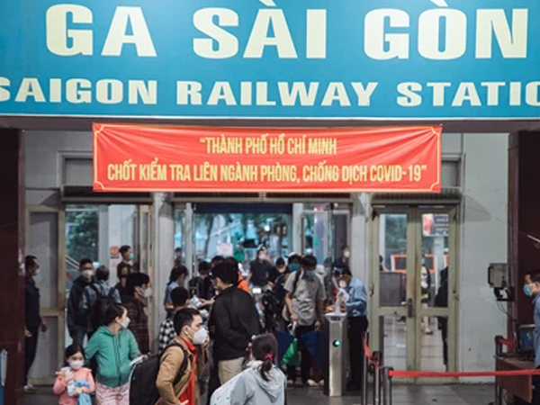 Chuyến tàu đầu tiên ở Sài Gòn chạy lại sau dịch, người dân phấn khởi: Đường về còn xa nhưng đặt chân được lên tàu là vui lắm rồi!