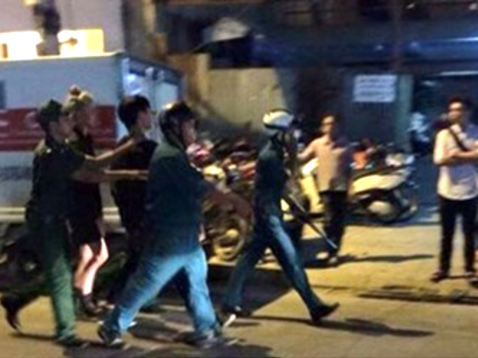 Xông vào quậy phá, tát 2 vợ chồng chủ quán, bắt tặng 2 chiếc đồng hồ rồi bỏ đi