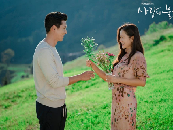 Son Ye Jin tiết lộ bom tấn với Hyun Bin lẽ ra kết thúc bi kịch, tại anh chị tình cảm quá nên được sửa kịch bản luôn