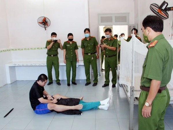 Thực nghiệm hiện trường vụ em trai sát hại chị gái lấy tiền đưa bạn gái đi du lịch