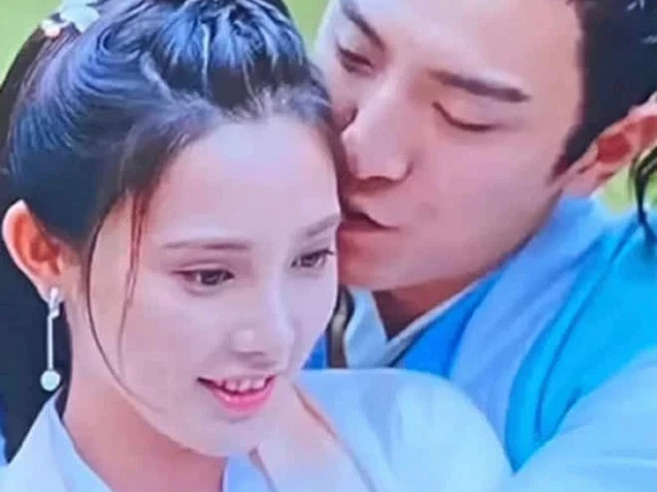 Bành Tiểu Nhiễm 'cứng người' khi bị bạn diễn nam hôn như... hút thùy não ở phim mới, xem ra nụ hôn khói thuốc còn đỡ chán!