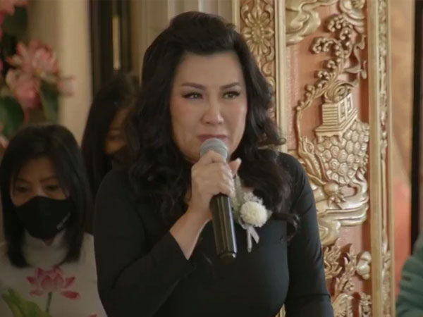 Vợ cũ Bằng Kiều thay mặt gia đình phát biểu tại tang lễ, òa khóc khi tuyên bố: 'Phi Nhung là em ruột của tôi'