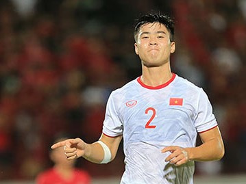 Duy Mạnh chơi 3 trận nhận 1 thẻ đỏ, 2 quả penalty và bài học xương máu