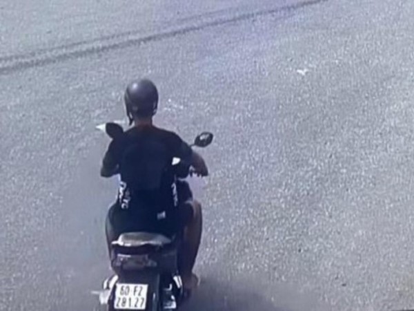 Đặc điểm nhận dạng kẻ cướp dùng dao đâm tài xế công nghệ ở Bình Dương