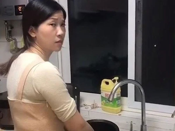 Con trai bảo mẹ mai đi họp phụ huynh, mẹ đang gật gù thì phát hiện 1 chi tiết lạ, giận tím người nhưng vẫn phải nể sự tinh quái của con