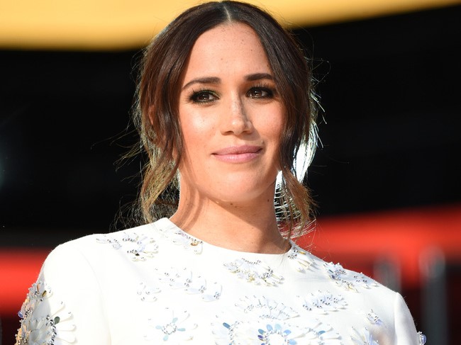 Meghan 'mặt dày' đeo bám hoàng gia với thông báo về lễ rửa tội của con gái nhưng bị Công nương Kate làm cho lu mờ